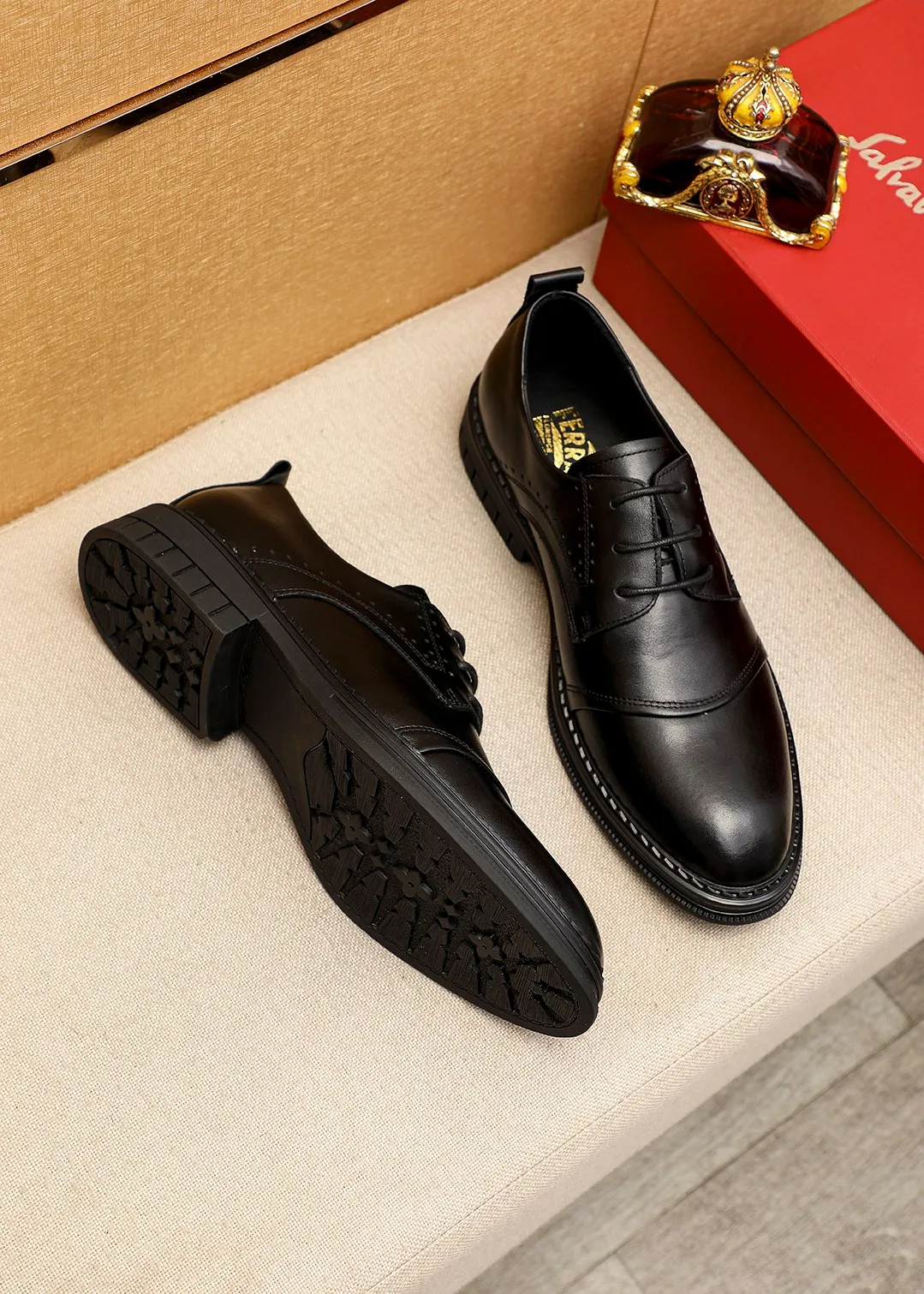 Men's shoes 💰462 💐 Product trademark: Ferragamo "Ferragamo" business leather shoes Regular size: 38-44 (45.46🉑️customized) Product materials: Selected imported first-layer calfskin upper, imported water-dyed cowhide leather lining. Strong three-dimensional visual effect, rubber outsole Color: 1⃣️color optional